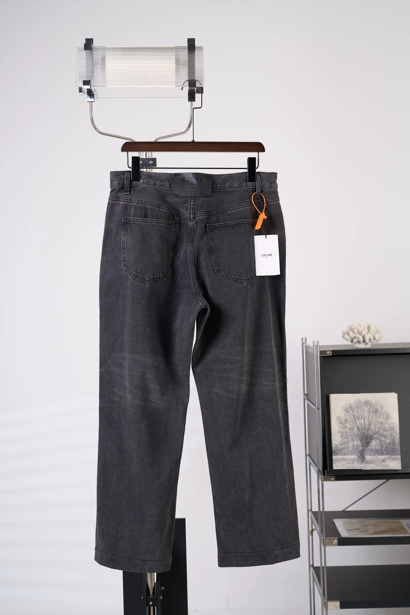 [Real auction] Celine/Celine Paris patchwork leather jeans [In Stock] 28 29 30 31 Customized ebony pattern reforged denim, stiff and stylish, comfortable and skin-friendly, carbon black fermentation dyeing fades the sharp edge, mottled whiskering texture covers the denim, interpreting the relaxed and elegant French Retro, straight silhouette, stretch and casual, continuing the classic five-pocket precision structure of denim. Five CELINE PARIS patches of different shapes are stacked vertically on the trousers. They are staggered and arranged to replicate the Retro aesthetics of past travel souvenir patches. It forms the core of the visual narrative of the garment. The CELINE leather patch is inlaid on the back waist. The identity of the family is engraved discreetly between the waists. The travel patch is used to deconstruct the brand symbol. It combines French Retro heritage and street style. It writes a luxurious and rebellious Retro attitude on the denim. It adopts patterned motorcycle stitching. Precisely control the sewing line by drawing a prototype machine to ensure the precise positioning of CELINE PARIS patches and complete alignment of horizontal and vertical lines. The prototype is accurately aligned by hand to ensure a tight opening and closing. Combination of rub-press wrinkle whisker technology and gun-painted cat whisker technology. Prioritize hand rubbing in specific areas to achieve natural wrinkle effects. Then use specific tools to draw the texture of the cat's whisker shape to create a full visual effect. Adopt purely artificial regular edge grinding process and hand-polished ablation fabric veil lines. Create a staggered hairy texture and layered depth on the edge of the bag to form a natural aged and worn texture. Use multiple horses to rub sand. Use high-pressure spray guns to rub at specific parts to achieve a local gradient effect. Then use frosting technology to create a unique texture pattern. The workmanship is extremely complex and time-consuming and labor-intensive. Stone grinding is light fermentation➕stretching and bleaching to soften. The mutual friction between pumice and clothing causes wear and fading effects on the denim surface. Combining pulling and bleaching. Make the clothes produce a certain texture and stretching effect while bleaching. Stir-fry snowballs and stir-fry salt. Prepare a special solution. Add a certain amount of dye. Soak the denim material in it to absorb the solvent. Then scrub it and dry it to further fade and oxidize it, creating a loose fit.